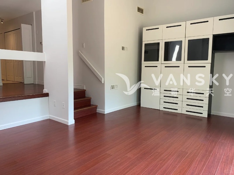 250227054705_本拿比Simon Fraser Village 三卧联排出租_4_Rick Li - 1NE地产_来自小红书网页版.jpg